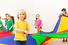 Die Abbildung zeigt spielende Kinder und dient dekorativen Zwecken